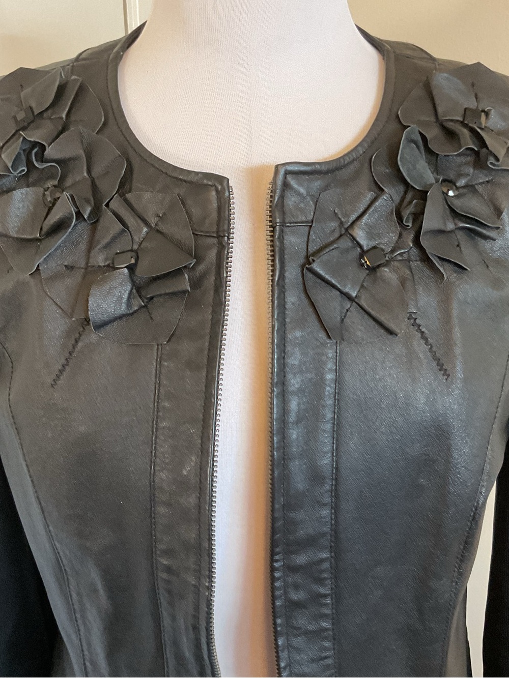 Peter Nygard Black Leather Jacket Raised Floral Appliqué Knit Sleeve Size 4 6 - Picture 2 of 9